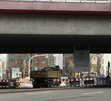 Komplette Strasse unter der Hochstrasse nach Mannheim gesperrt.